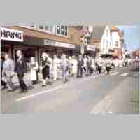 592-1066 Hauptkreistreffen 1989 Syke. Die Teilnehmer des Treffens auf dem Weg zur Einweihung des Wehlauer Steins.jpg
